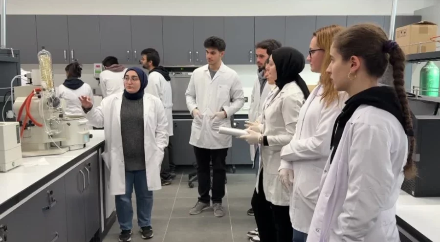 Bursa'da lise öğrencileri "bilinçli tercih" yapabilmek için üniversite deneyimi yaşıyor