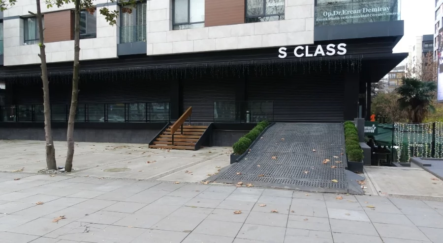 İstanbul Kadıköy'de lüks oto galerisi boşaltıldı: 11 milyar TL'lik vurgun