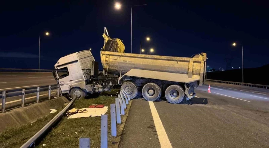 İstanbul'da hafriyat kamyonu bariyere girdi: 1 ağır yaralı