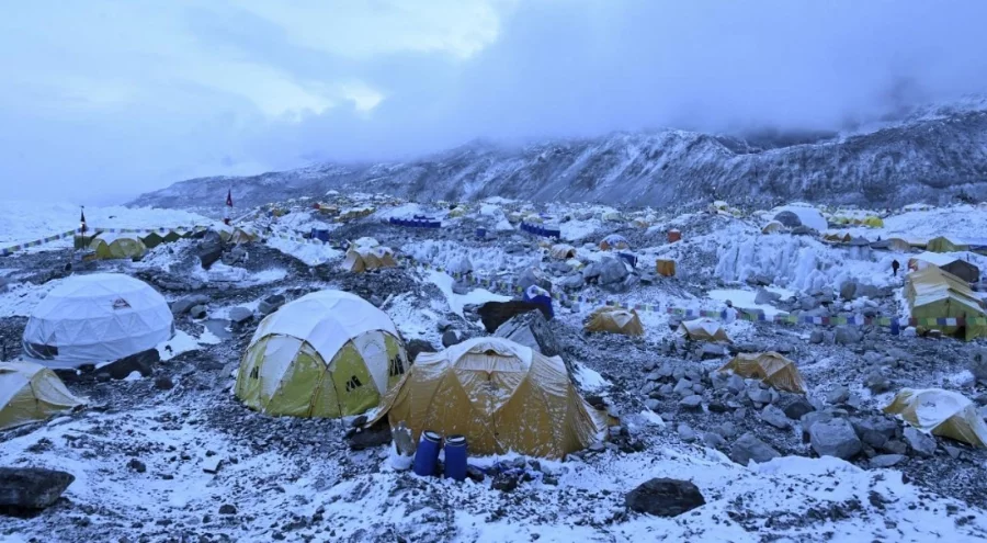 Nepal, Everest'te çöp birikmesini önlemek amacıyla kullanılan uygulamayı kaldırıyor