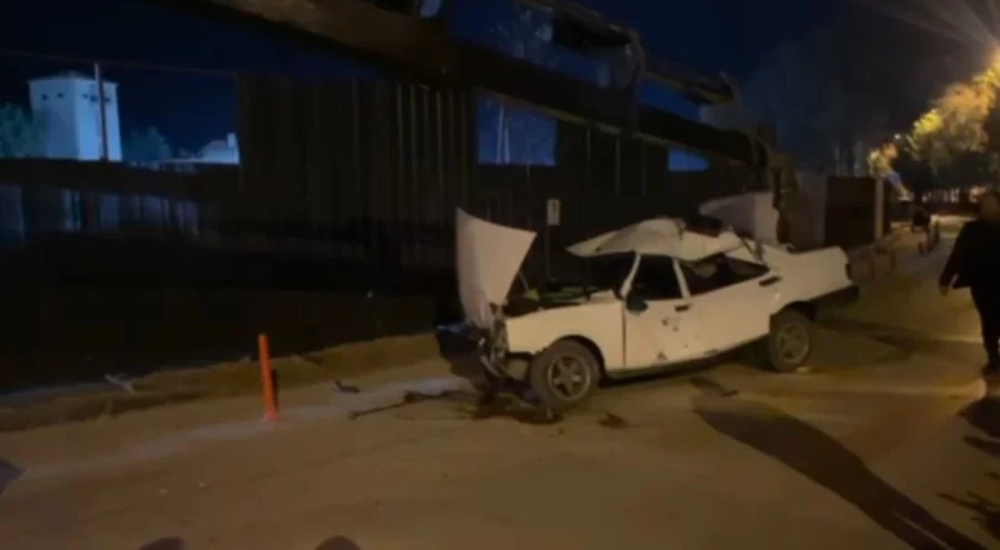 Kontrolden çıkan araç inşaat sahasına uçtu