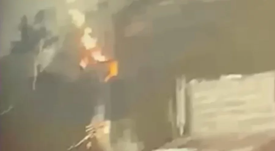 Tırdan yük indiren şahsa yıldırım isabet ettiği anlar kamerada