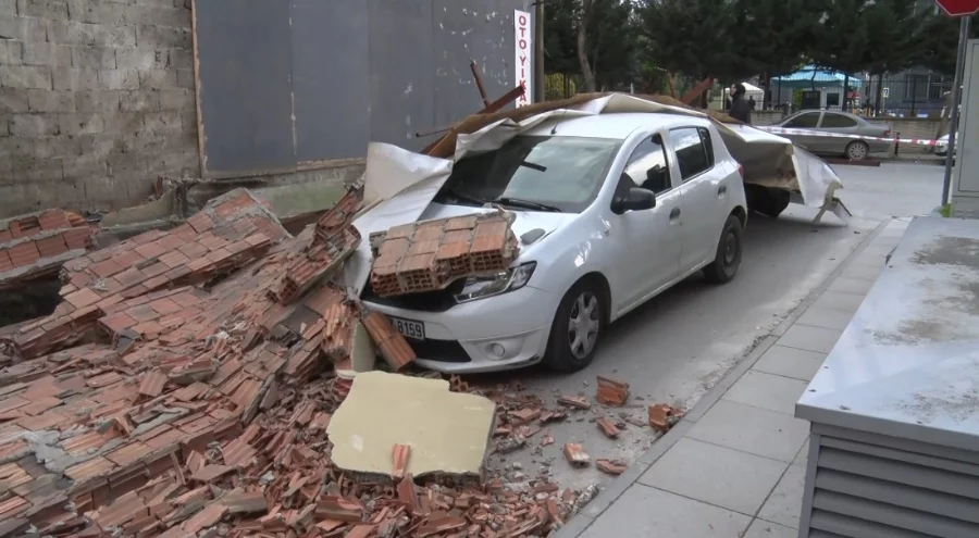 İstanbul'da inşaatın istinat duvarı arabanın üzerine yıkıldı