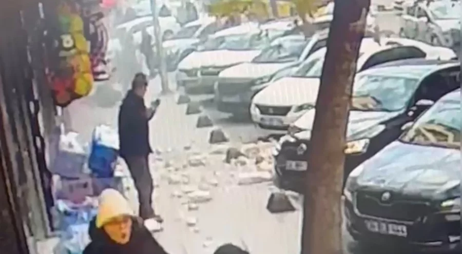 İstanbul'da 5 katlı binada balkon çöktü, yayalar son anda kurtuldu