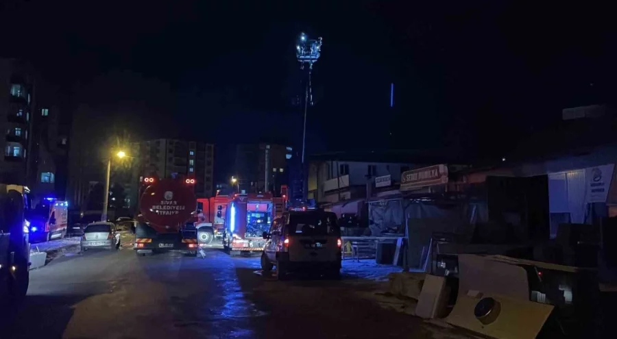 Sivas'ta bulunan bir mobilya imalathanesinde yangın çıktı