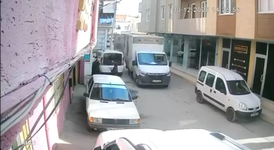 Bursa'da ekmek arabasının kapısı genç kızı hastanelik etti