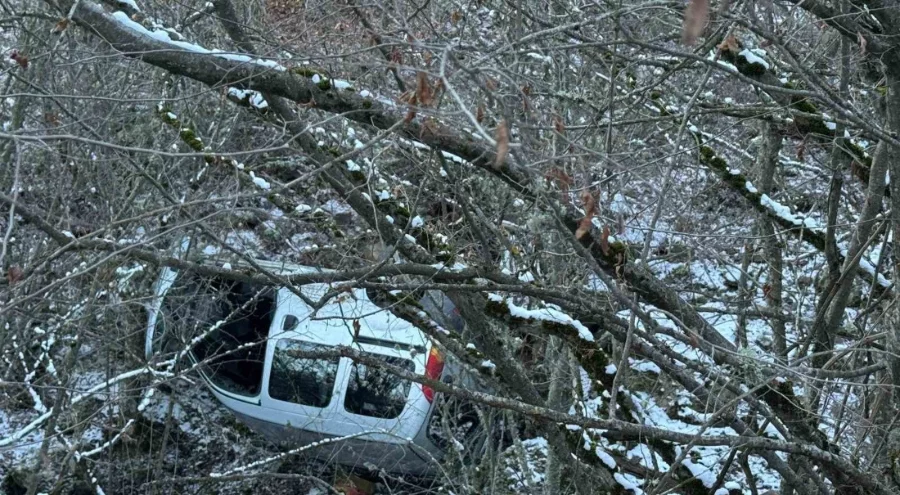Kastamonu'da bir araç şarampole yuvarlandı, sürücü yara almadan kurtuldu