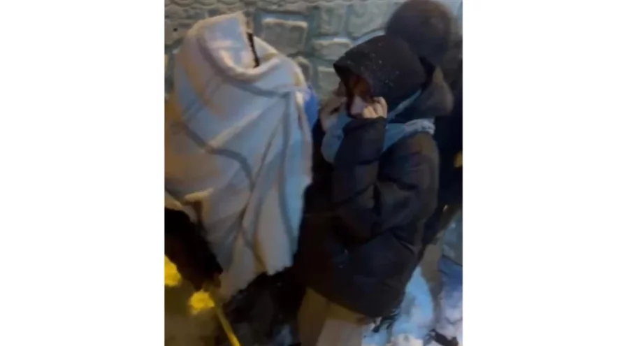 Araçlarıyla yolda mahsur kalan 10 işçi kurtarıldı