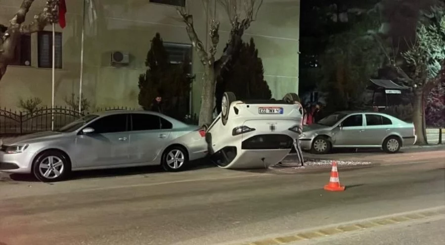 Park halindeki araçlara çarpan otomobil ters döndü