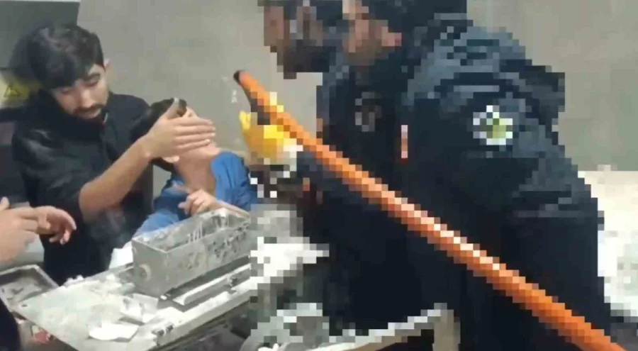 Şanlıurfa'da kolu hamur makinesine sıkışan çocuk kurtarıldı