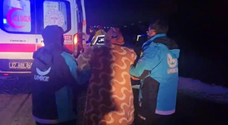 UMKE seferber oldu: Kardan kapanan köydeki hamile kadın hastaneye ulaştırıldı
