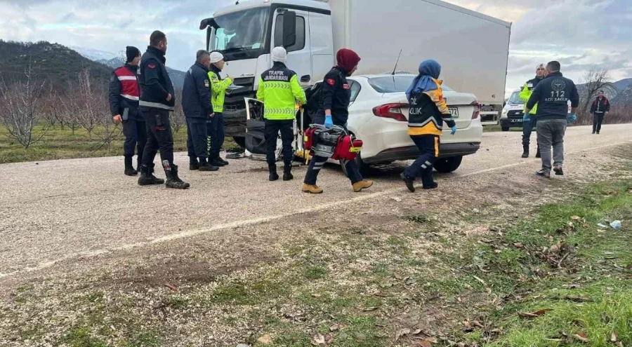 Isparta'da otomobil park halindeki kamyona çarptı: 2 ölü, 1 yaralı