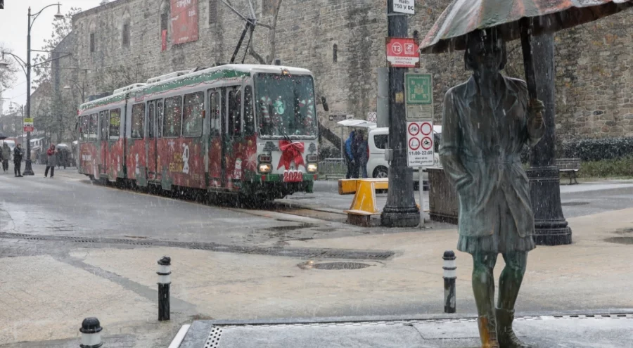 Bursa'da yeni yıl coşkusu nostaljik tramvayla sokaklara taştı