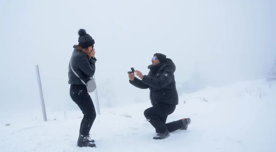 Yılın son ve ilk romantik sürprizleri Uludağ'da yapıldı: Karlar altında iki "Evet"