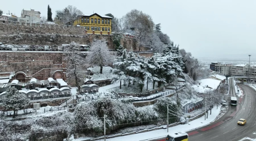 Bursa yeni yıla karla uyandı!
