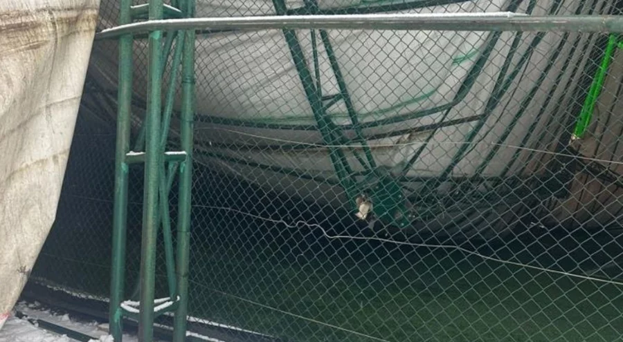 Yoğun kar nedeniyle kapalı halı sahanın çatısı çöktü