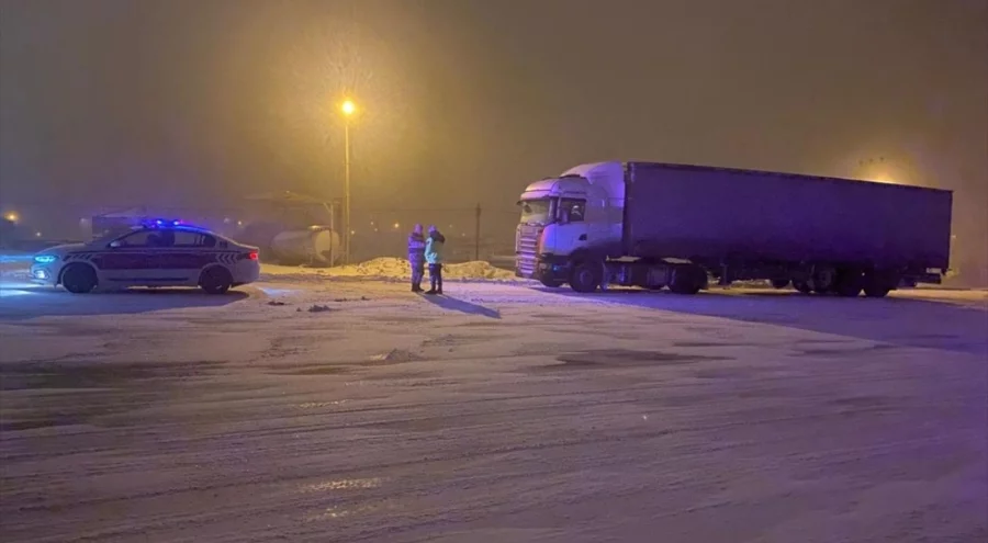Kars-Ardahan kara yolu ağır tonajlı araç trafiğine kapatıldı