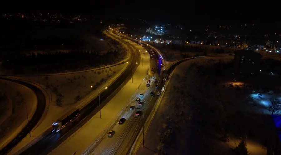 TEM Otoyolu'nun Bolu geçişi 7 saat sonra ulaşıma açıldı