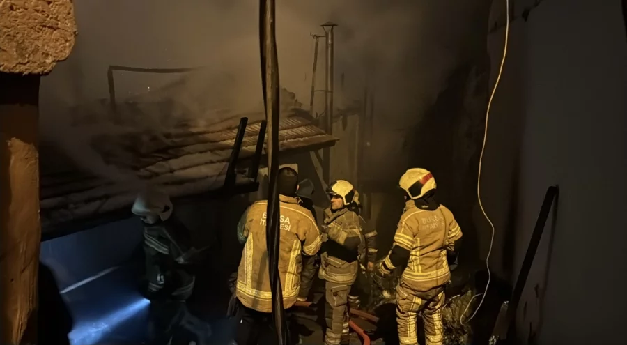 Bursa'da 2 katlı evde başlayan yangın 2 metruk binaya sıçradı