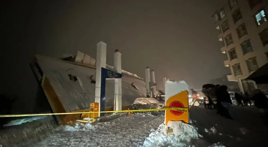 Hakkari'de akaryakıt istasyonunda çatının çökmesi sonucu 8 kişi yaralandı