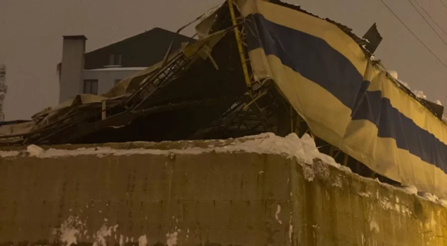 Yüksekova'da yoğun kar nedeniyle halı sahanın çatısı çöktü