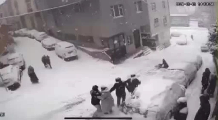 Kağıthane'de yokuştan kayan kamyonet kar topu oynayanlara çarptı