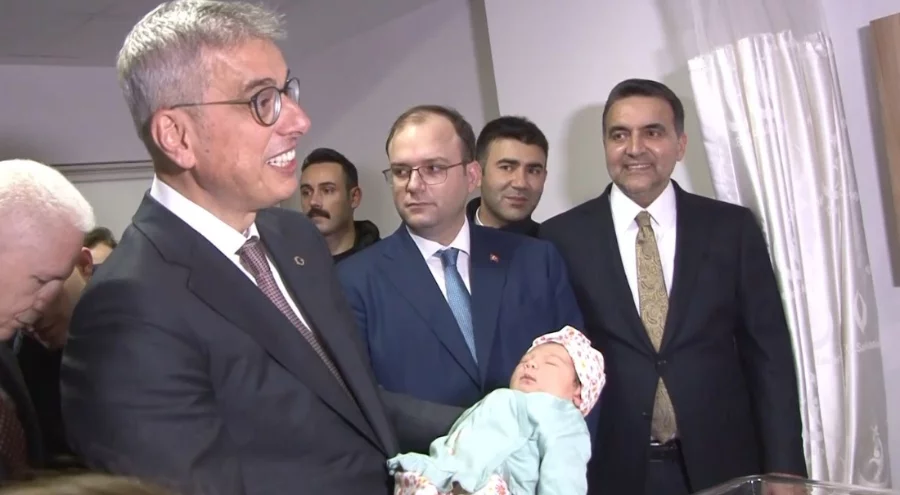 Bakan Memişoğlu, İstanbul'da yeni yılın ilk bebeklerini ziyaret etti
