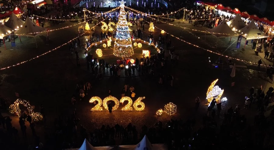 Bursalılar yılbaşını Yeni Yıl Meydanı'nda coşkuyla karşıladı