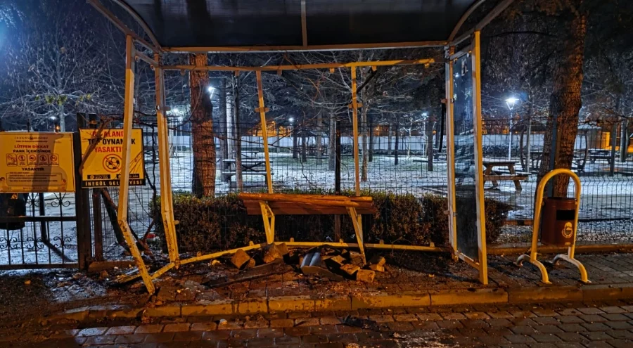 Bursa'da durakta bekleyen kişi dehşeti yaşadı!  Yolda kayan cipin çarpması sonucu yaralandı...