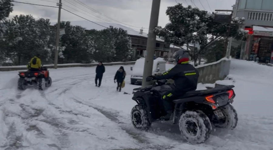 Bursa yeni yılın ilk günü beyazlara büründü! Sokaklar adeta çocukların kar pistine döndü...