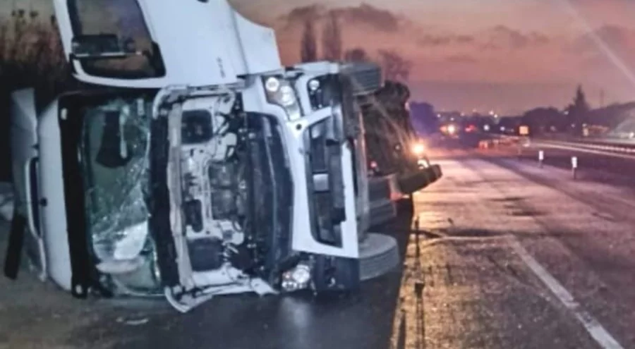 Bursa'da iplik yüklü tır devrildi