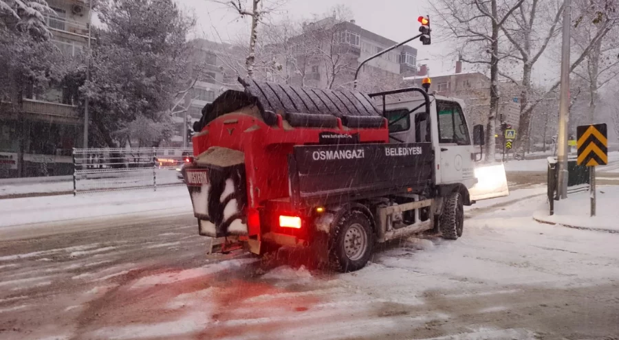 Osmangazi Belediyesi'nden kar yağışına hızlı ve etkin müdahale