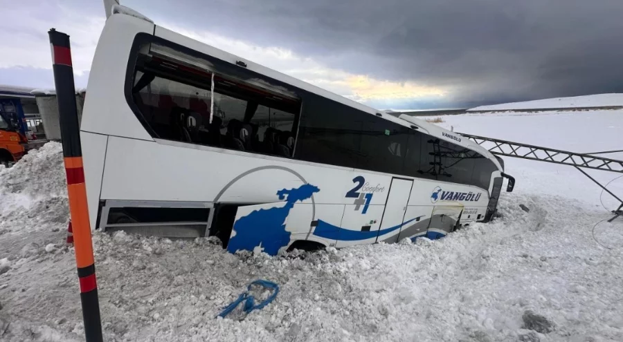 Van'da yolcu otobüsü kar küreme aracına çarptı
