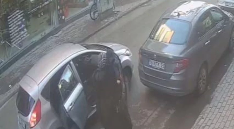 Bursa'da otomobile binen çocuklara saniyeler sonra minibüs çarptı