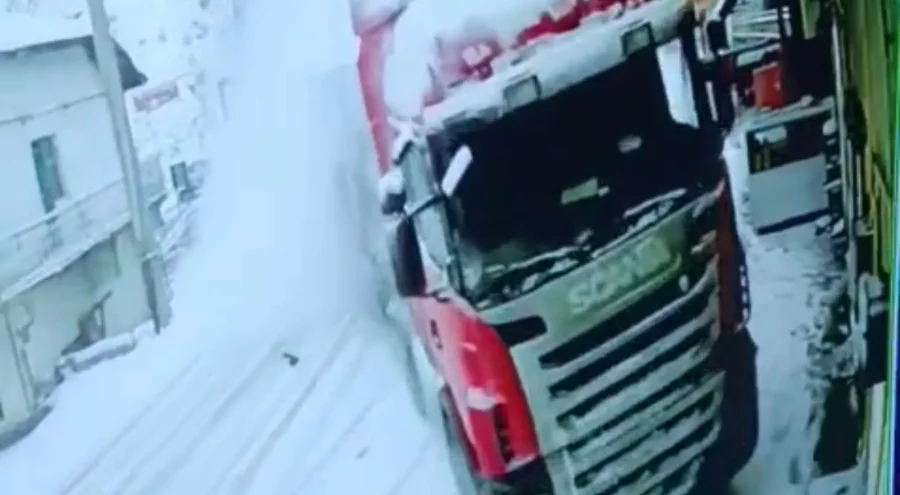 Kontrolden çıkan tır eve çarptı: Kaza anı kamerada