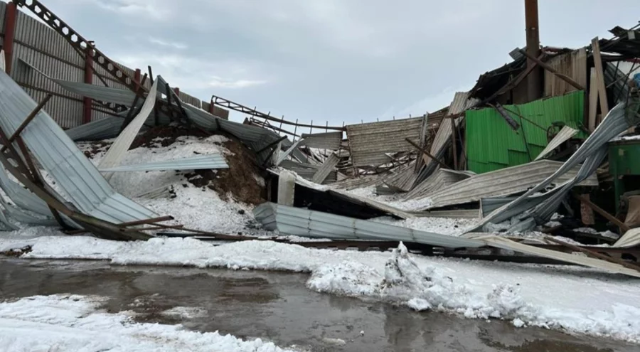 Diyarbakır'da yoğun kar yağışına dayanamayan 12 fabrikanın çatısı çöktü