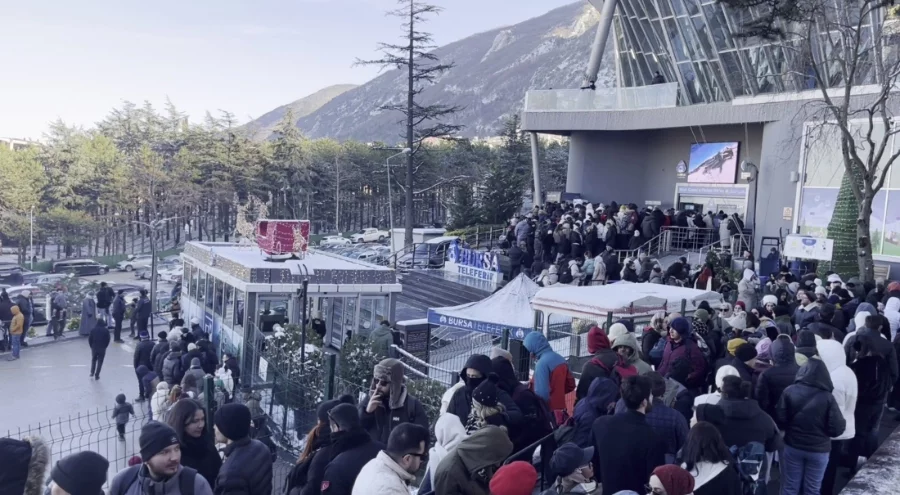 Uludağ'da izdiham! Teleferik kuyrukları metrelerce uzadı