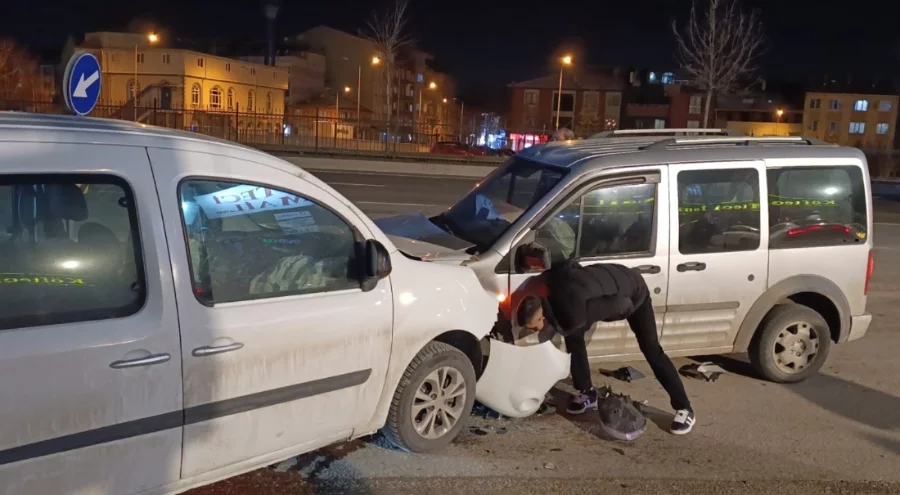 Bursa İnegöl'de iki araç kafa kafaya çarpıştı: 3 yaralı