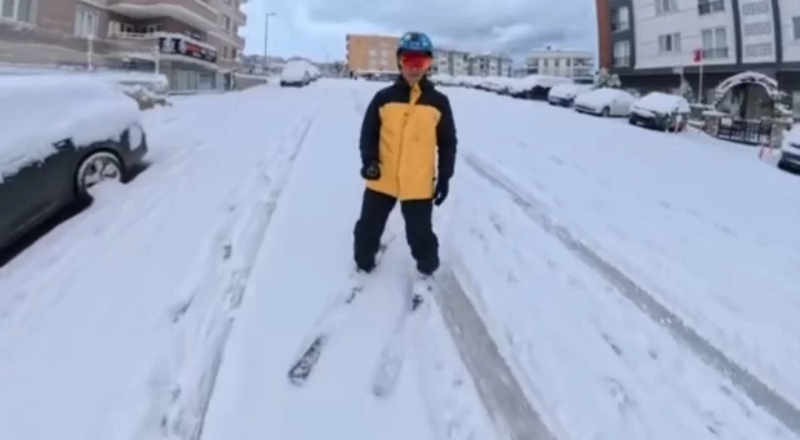 Bursa'da ilginç görüntüler! İşe kayarak gitti