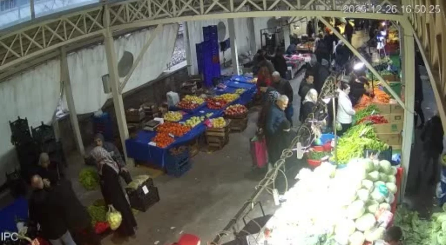 Bursa'da pazarda pes dedirten olay! Alışveriş yapar gibi dolaşıp çaldı