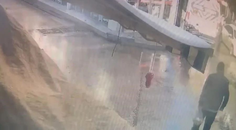 Bursa'da alışveriş yaptıktan sonra otomobilin altında kaldı