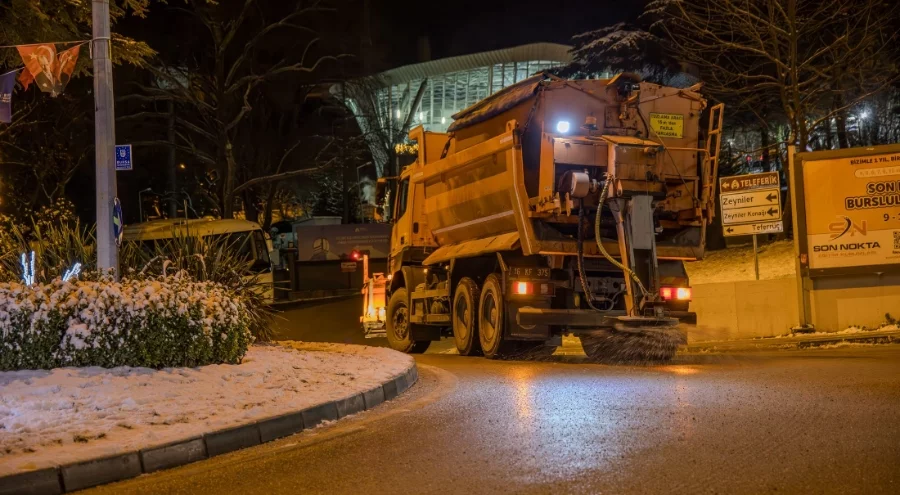 Bursa'da ulaşım durmadı! Büyükşehir ekipleri tam kadro sahada