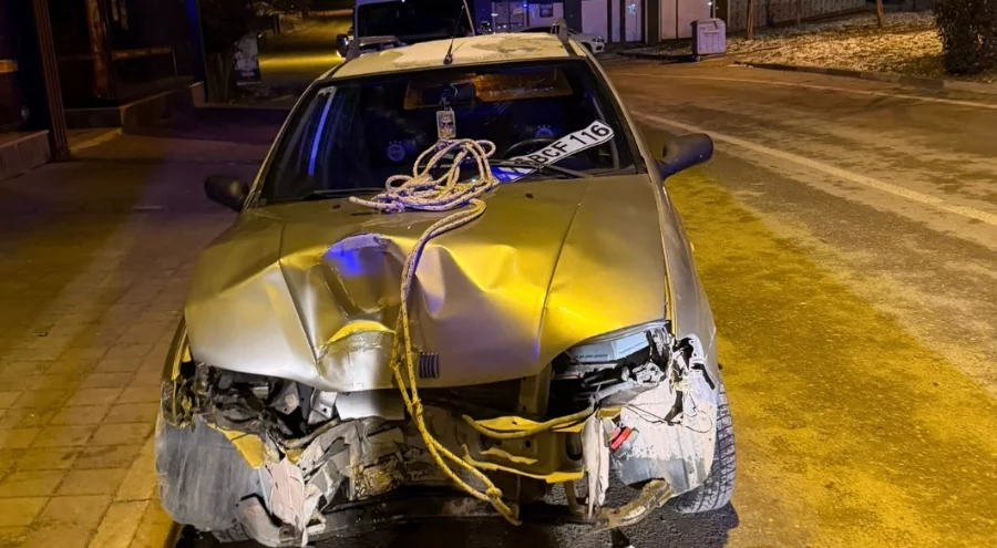 Bursa'da otomobiliyle direğe çarpan sürücü yaralandı