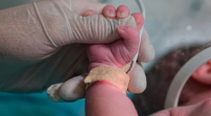 Dondurucu soğukta otobüs durağına 1 aylık bebeği bıraktılar