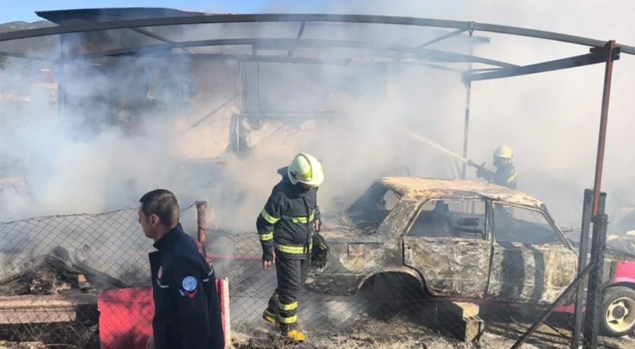 Muğla'da çıkan yangında ev ve otomobil küle döndü