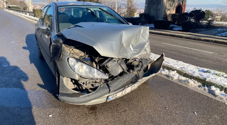 Bursa'da kontrolden çıkan otomobil çarptığı aracı karşı yöne savurdu