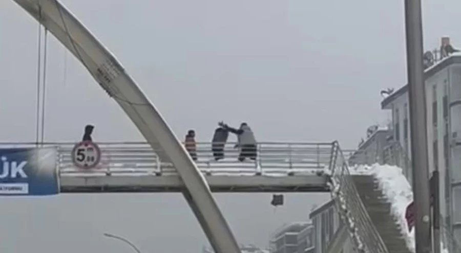 Akılalmaz olay: Bir şahıs çocukları öldüresiye dövdü