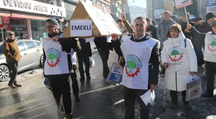 Zonguldak'ta emekliler tabutla meydana çıktı