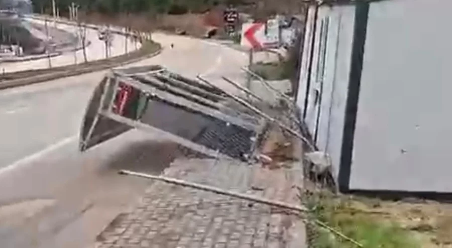 Bursa'da fırtına! Çatı ve prefabrik evler uçtu, ağaçlar kırıldı