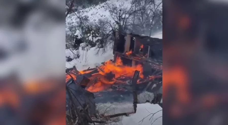 Karabük'te 2 katlı ahşap ev yandı